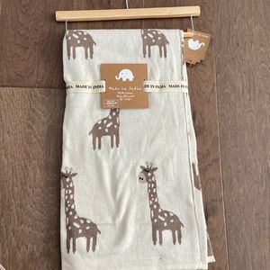 NWT Giraffe print baby blanket- perfect gift!